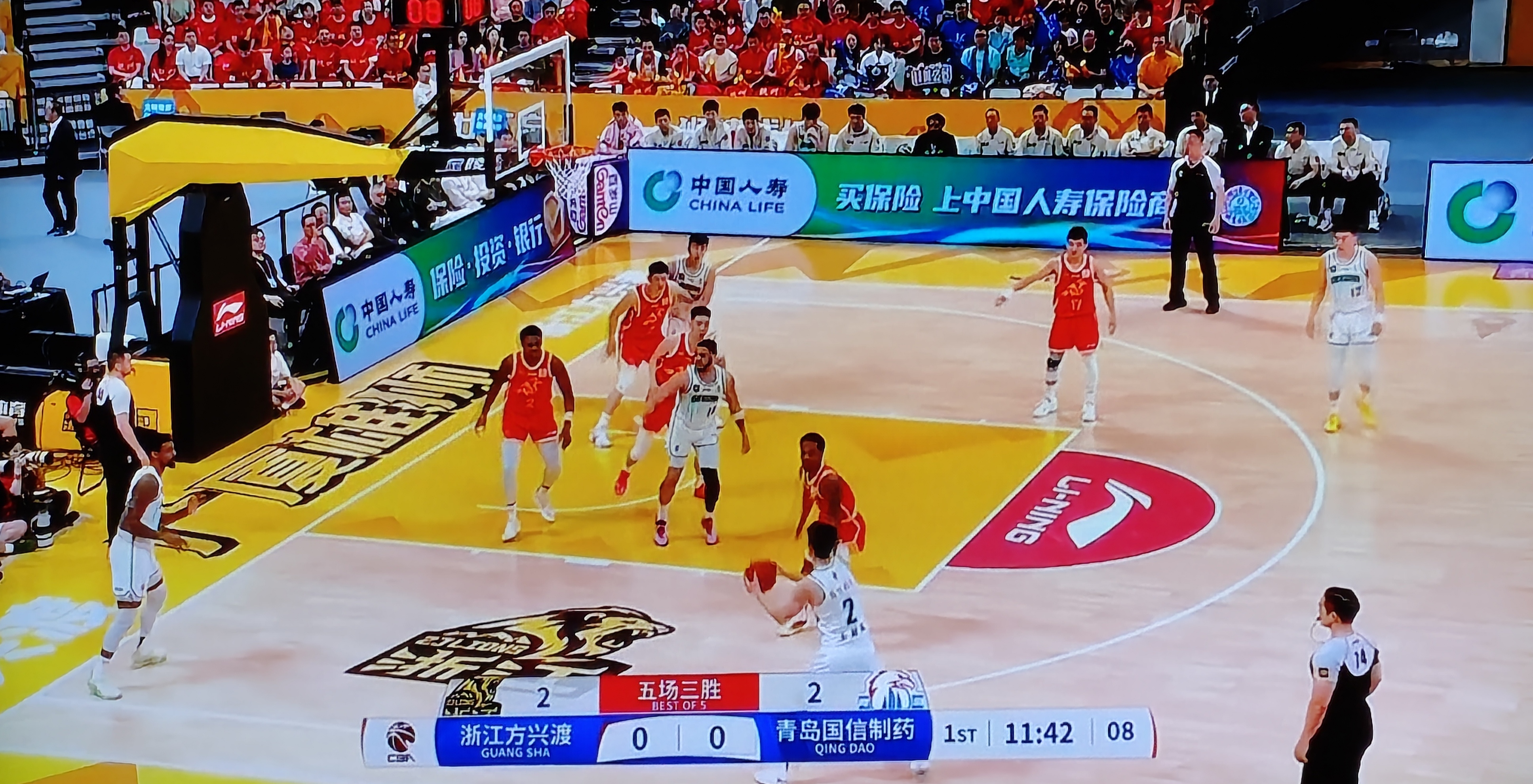 关于加时末段CBA季后赛焦点战，新疆广汇造点机会，赛场秩序良好，团队化学反应显著的信息