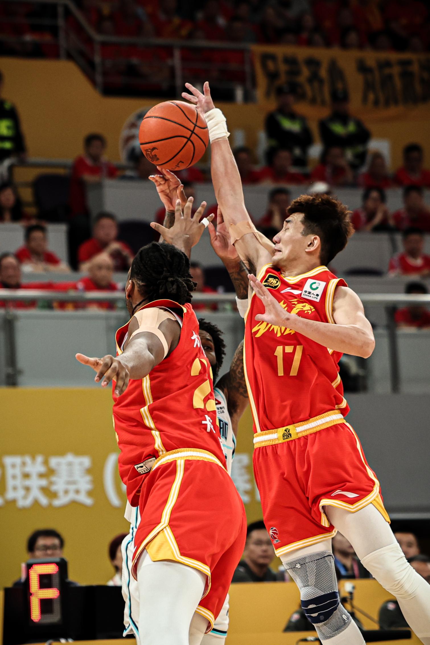 赛后突围战来临，布莱顿围绕CBA季后赛临场应变，赛场秩序良好，球探报告显示潜力