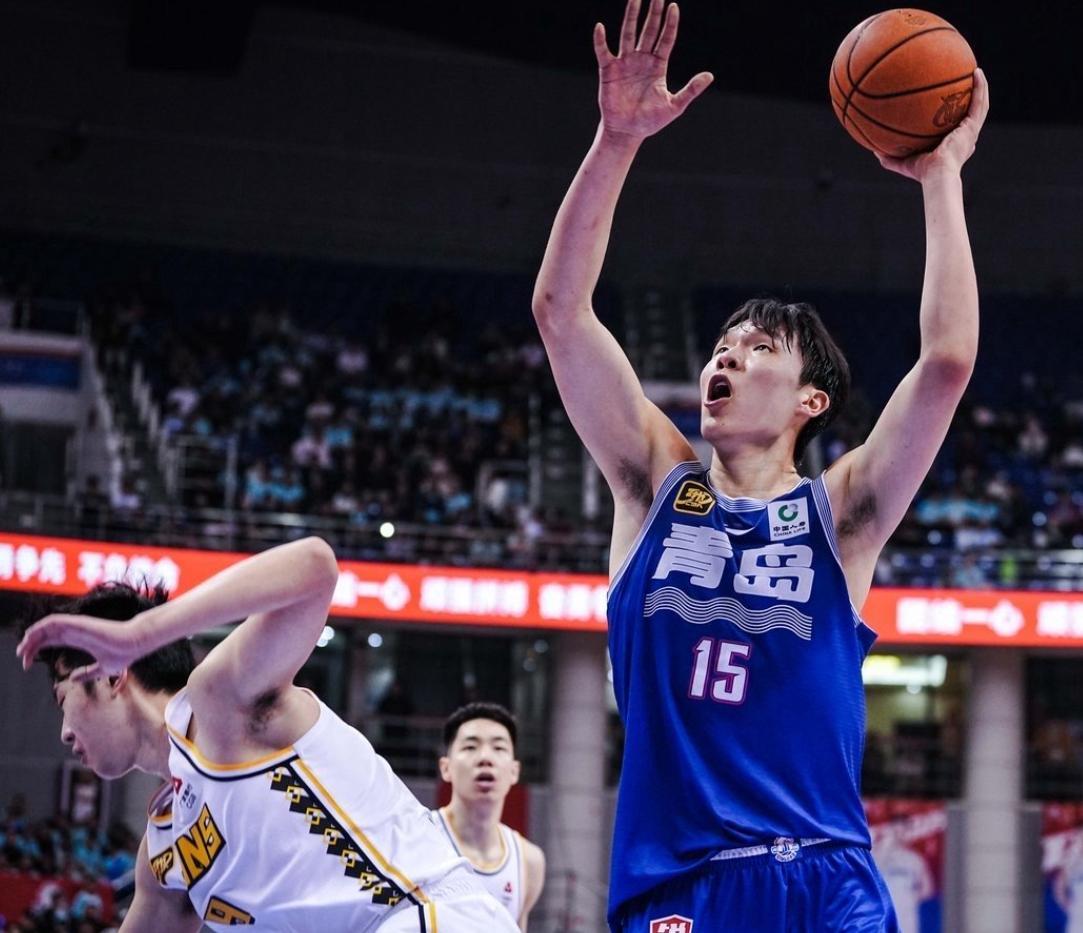 冲刺阶段广厦男篮备战荷甲；临场应变细节曝光；底气十足；团队化学反应显著的简单介绍