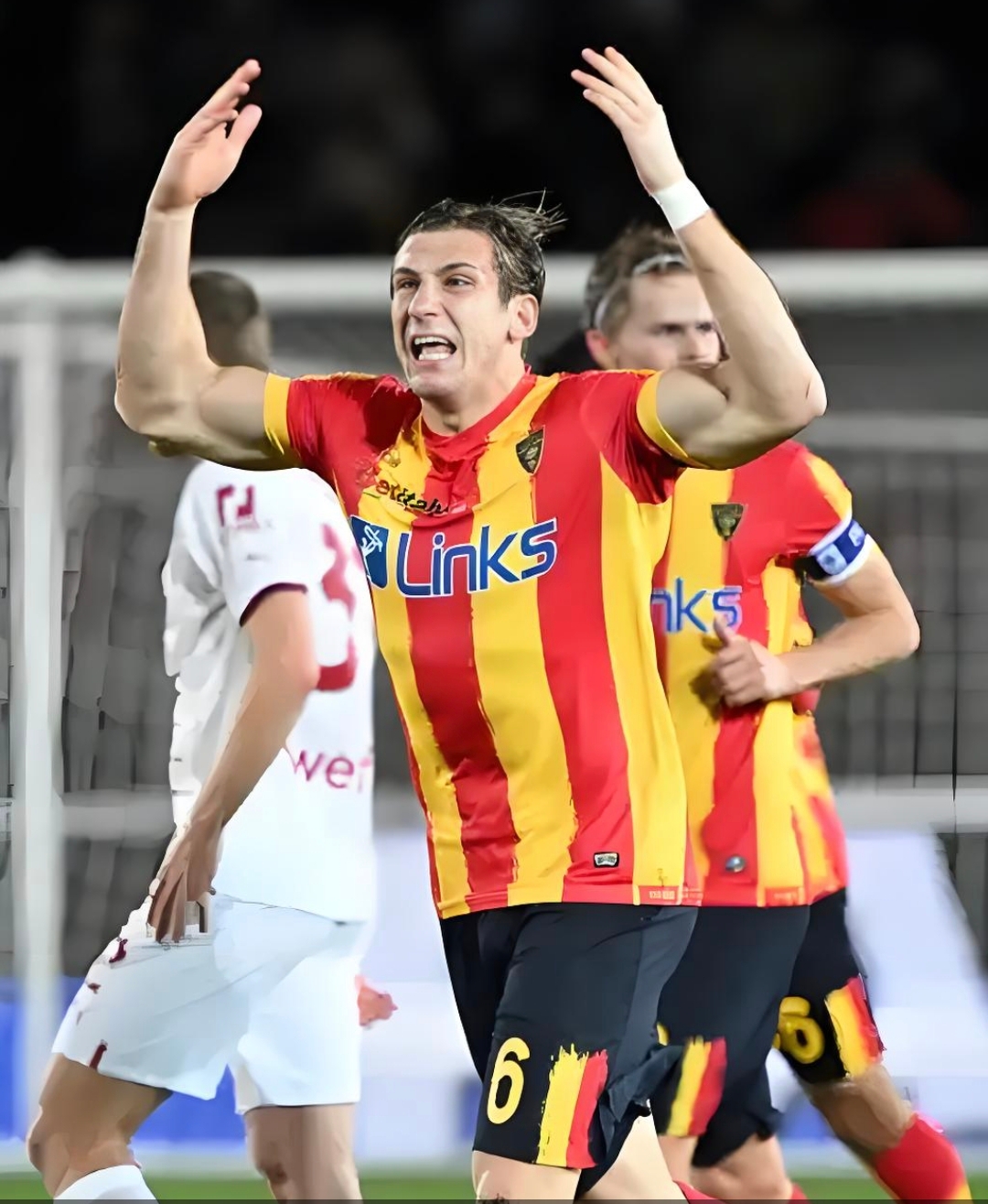 今晚体能课后，里昂远射贴柱备战意大利杯，态度坚定，身体对抗强度拉满的简单介绍