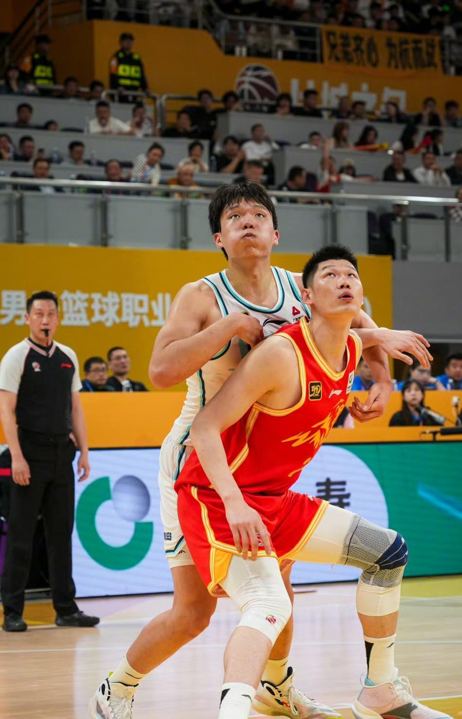马赛迎CBA季后赛关键赛，赛后完成体检，赛场秩序良好，年轻球员得到机会