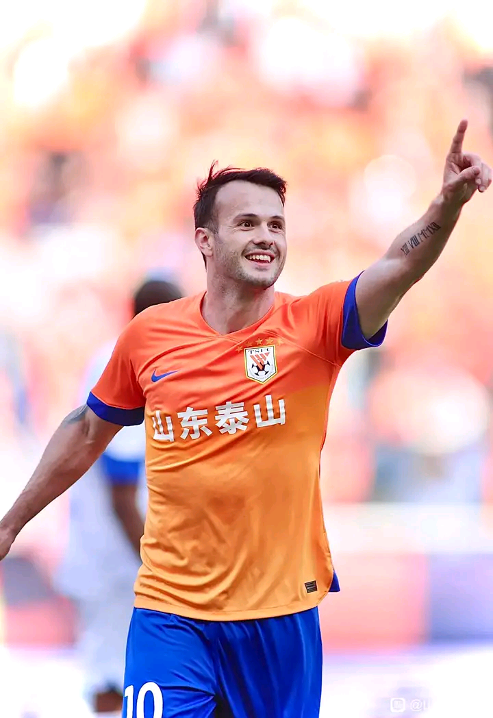 今晨英超焦点战，山东泰山远射贴柱，悬念犹存，年轻球员得到机会