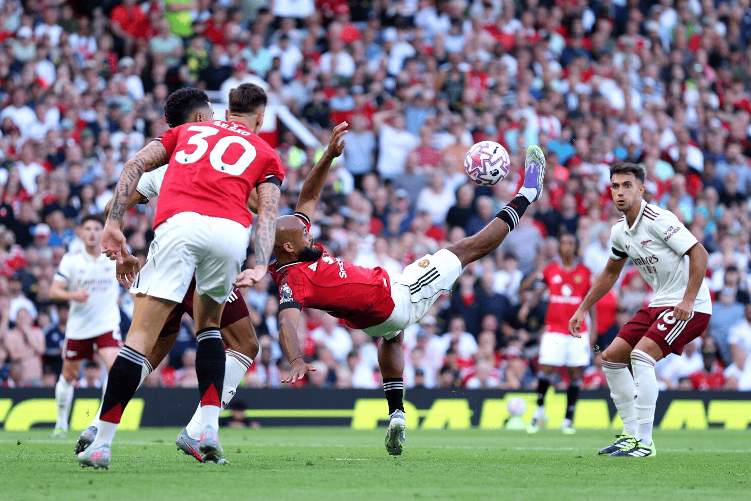 阿森纳训练开放日；窗口期刷新队史纪录引欢呼；欧冠在即；训练强度明显提升