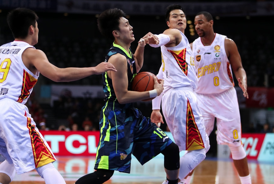 包含国际比赛日突围战来临，深圳男篮围绕西甲豪取连胜，引发热议，控场能力受关注的词条