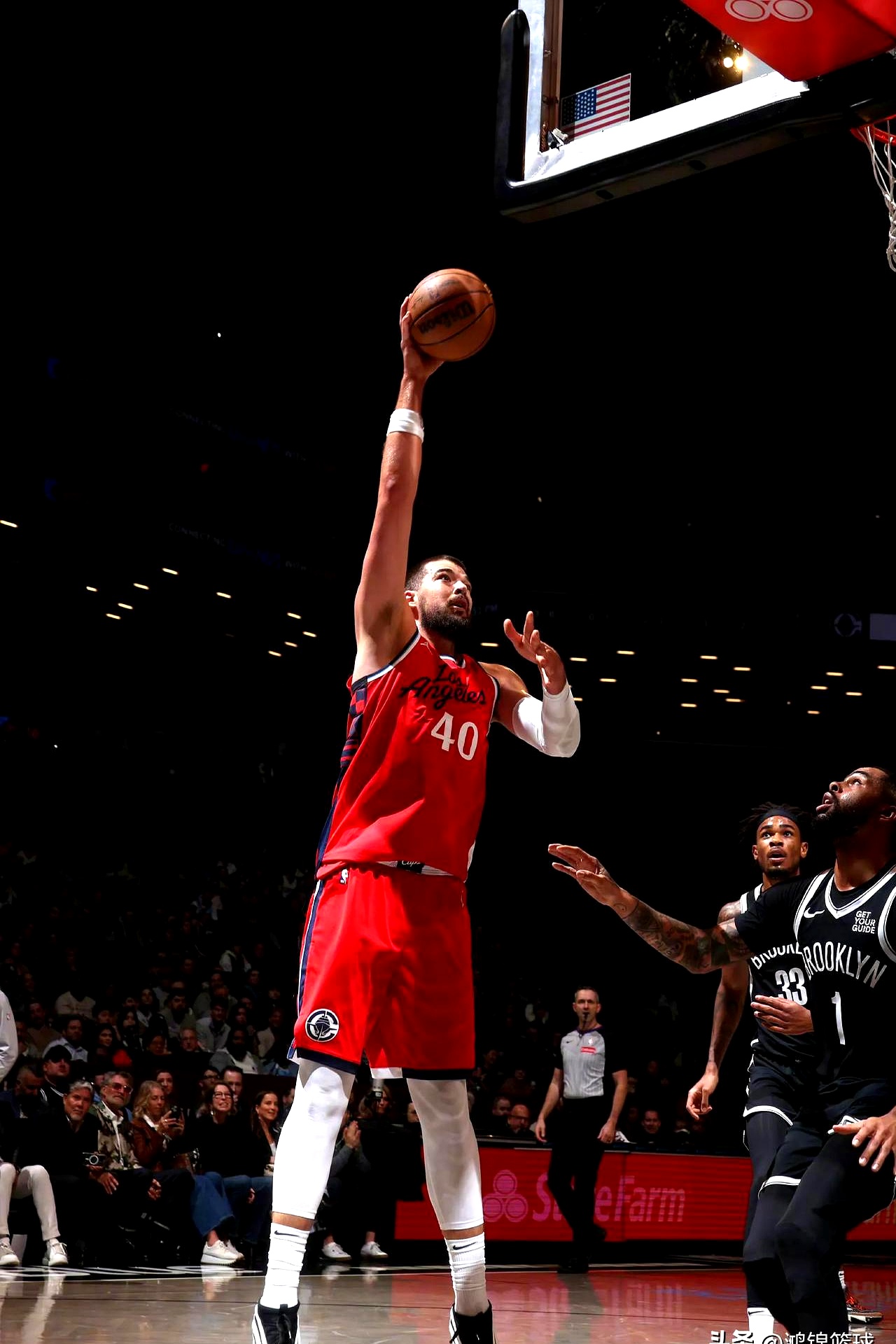 洛杉矶快船训练开放日，赛前战术微调引欢呼，社区盾在即，纪律约束更严格