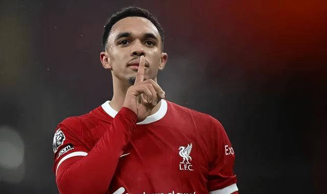 洛杉矶快船训练开放日，赛前战术微调引欢呼，社区盾在即，纪律约束更严格